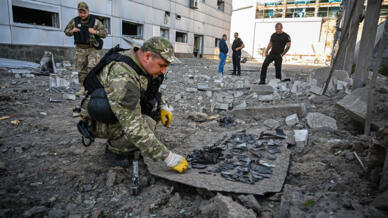 Un soldado ucraniano examina la metralla tras un ataque con misiles en el centro de Járkiv, el 2 de septiembre de 2022.