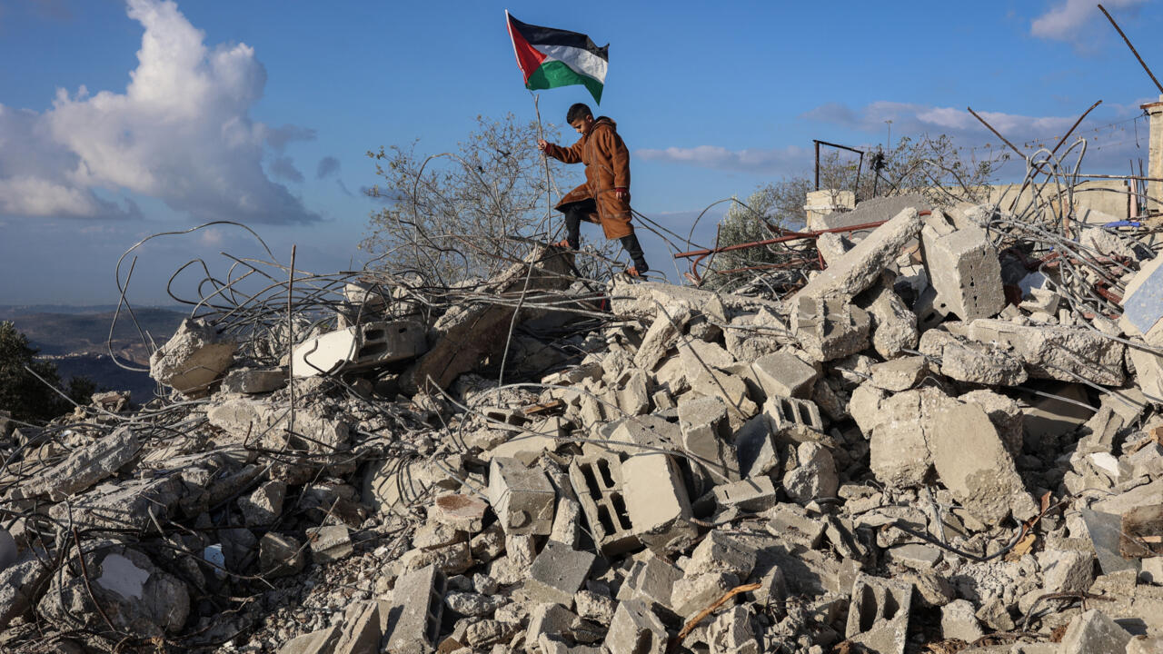 الجيش الإسرائيلي يهدم منزل فلسطيني يتهمه بتنفيذ هجوم في الضفة الغربية