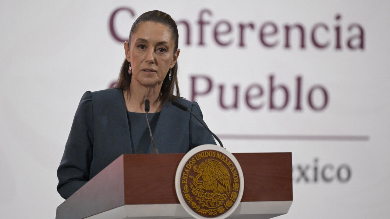 La presidenta de México, Claudia Sheinbaum, habla durante su conferencia de prensa diaria «Mañanera» en el Palacio Nacional en la Ciudad de México el 19 de mayo de 2025.