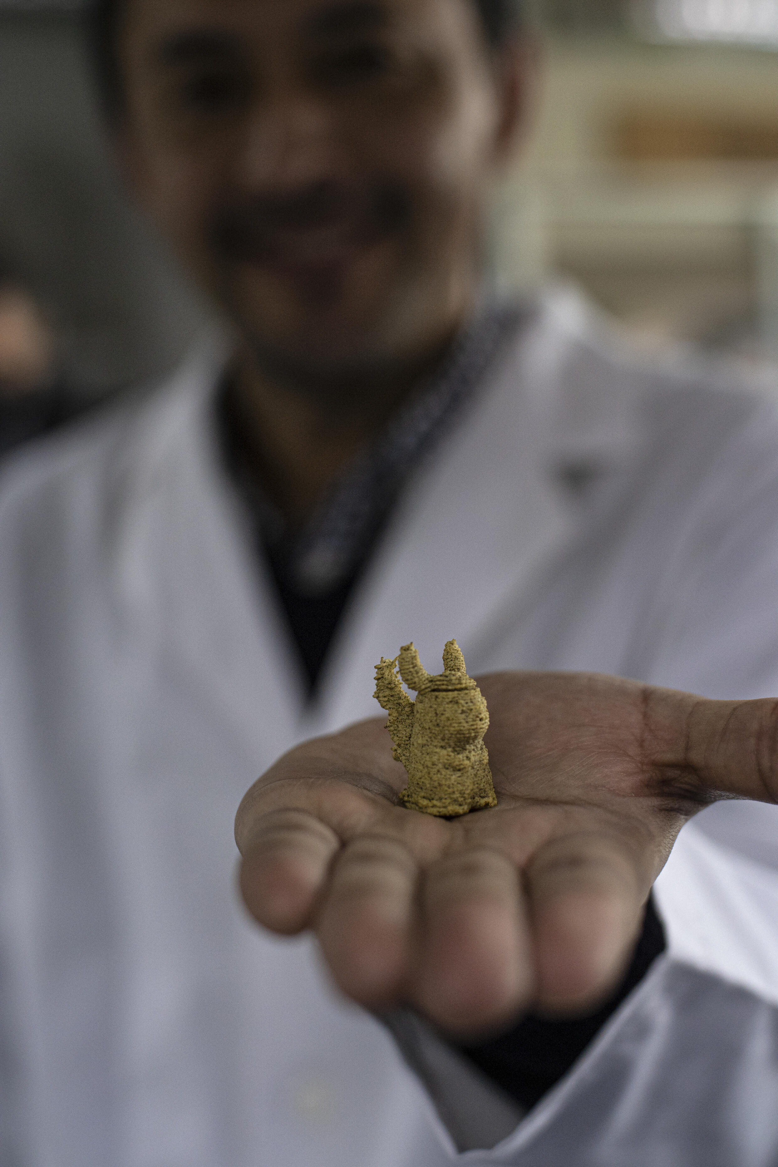 El ingeniero en alimentos Roberto Lமmes muestra una muestra de dulces para bebés elaborados con bizcocho de Coca-Cola y harina de arroz en el laboratorio de la Universidad de Chile en Santiago.