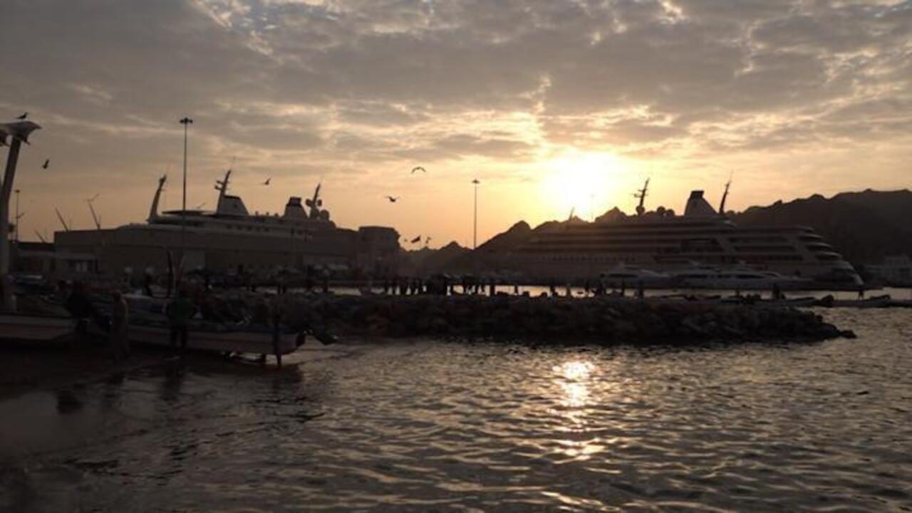 سلطنة عمان: وفاة ثلاثة سياح فرنسيين على الأقل في انقلاب قارب يقل 25 شخصا