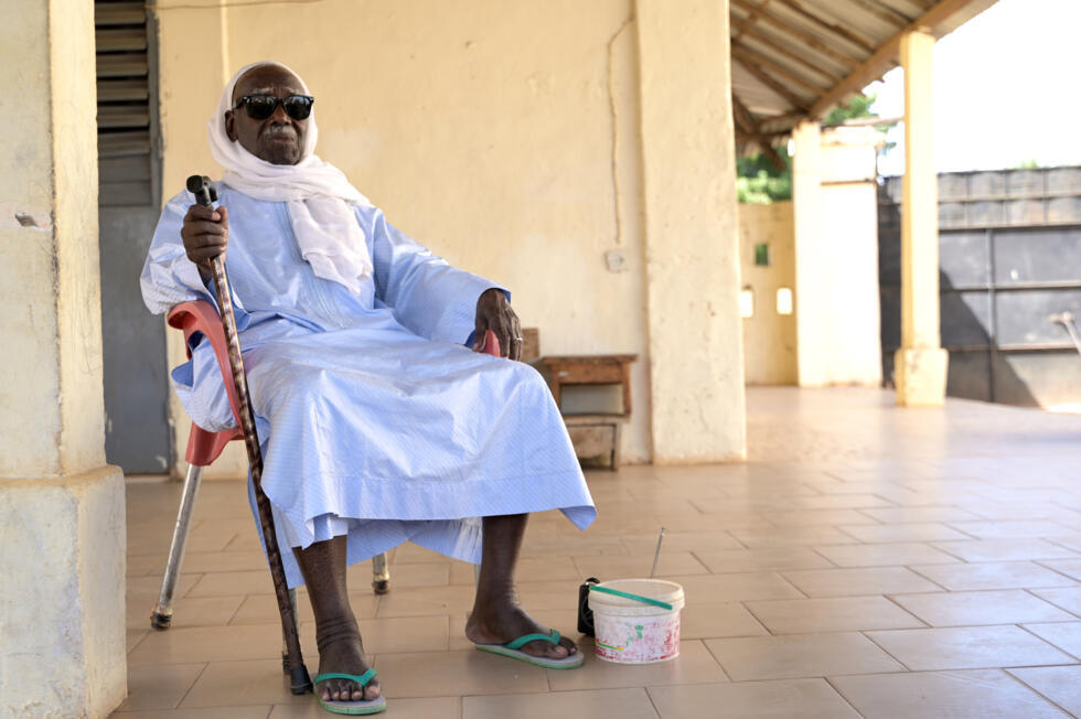 Biram Senghor, fils d'un tirailleur sénégalais tué par l'armée coloniale française en 1944 à Thiaroye, sur la terrasse de sa maison de Diakhao, le 22 novembre 2024 au Sénégal.