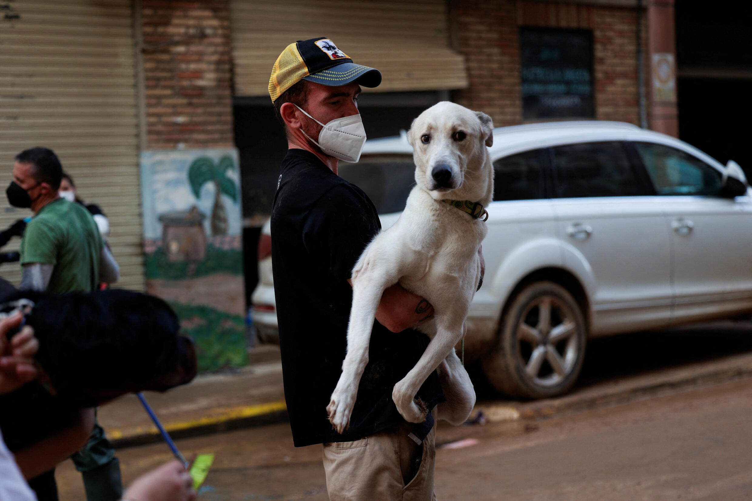 Un hombre local lleva a su perro a la casa de un familiar en otra ciudad alejada de la zona afectada por el desastre en Paiporta, Valencia, España, el 6 de noviembre de 2024.