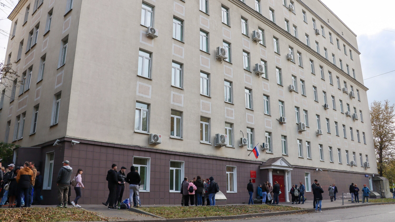 Los hombres reclutados en el ejército ruso durante la movilización parcial se despiden de sus familiares y conocidos en el exterior de un comisariado militar en Moscú, Rusia, el 23 de septiembre de 2022.