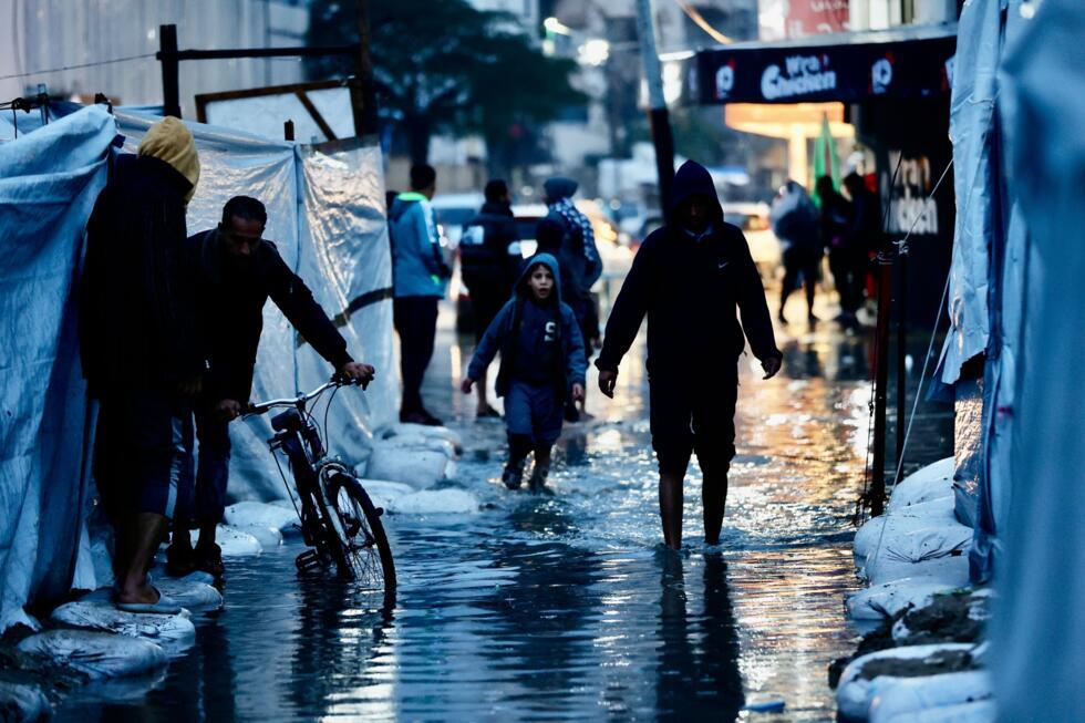 تسببت العواصف في غمر الخيام والملاجئ المنزلية في غزة، حيث دُمرت أو تضررت معظم المباني.