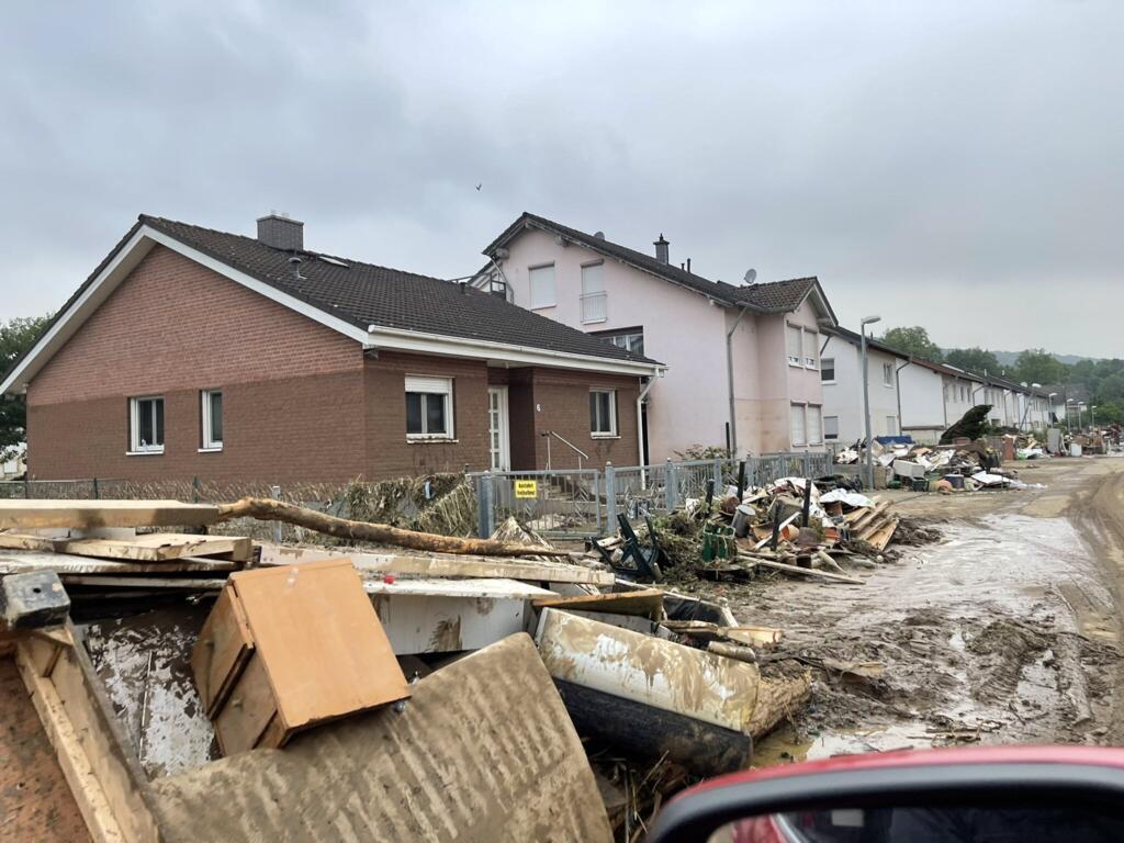 بلدة زينتسيغ غرب ألمانيا.. هنا سقط ما لا يقل عن 12 شخصا من ذوي الاحتياجات الخاصة في دار رعاية للمعاقين، عندما داهمتهم المياه وأخذت كل من في طريقها