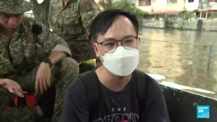 14 dead, 70,000 displaced in Malaysian floods