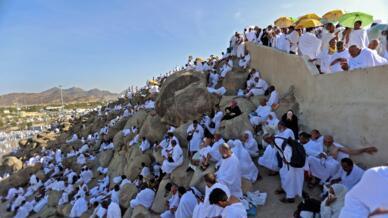 Des pèlerins musulmans prient au sommet du mont Arafat, au sud-est de la ville sainte saoudienne de La Mecque, lors du pèlerinage du hajj, le 8 juillet 2022.
