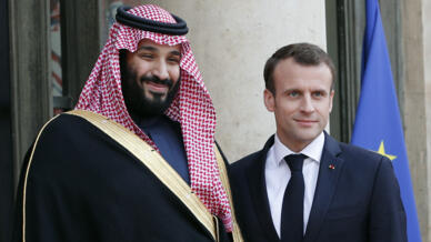 Archivo: El presidente francés, Emmanuel Macron, posa con el príncipe heredero de Arabia Saudita, Mohamed bin Salman, antes de una reunión en el Palacio del Elíseo en París, el 10 de abril de 2018.
