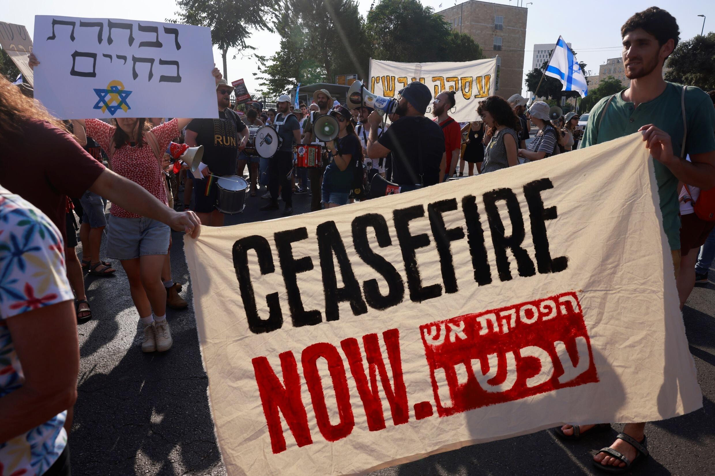 Des étudiants appellent le gouvernement israélien à un cessez-le-feu et à obtenir la libération des otages retenus à Gaza, lors d'une manifestation devant le Parlement à Jérusalem, le 13 juin 2024