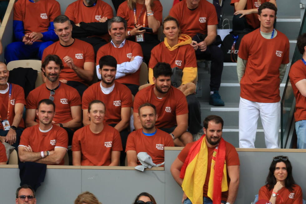 L'organisation du tournoi a remis à tous les spectateurs des T-shirts ocres "Merci Rafa" pour la cérémonie.