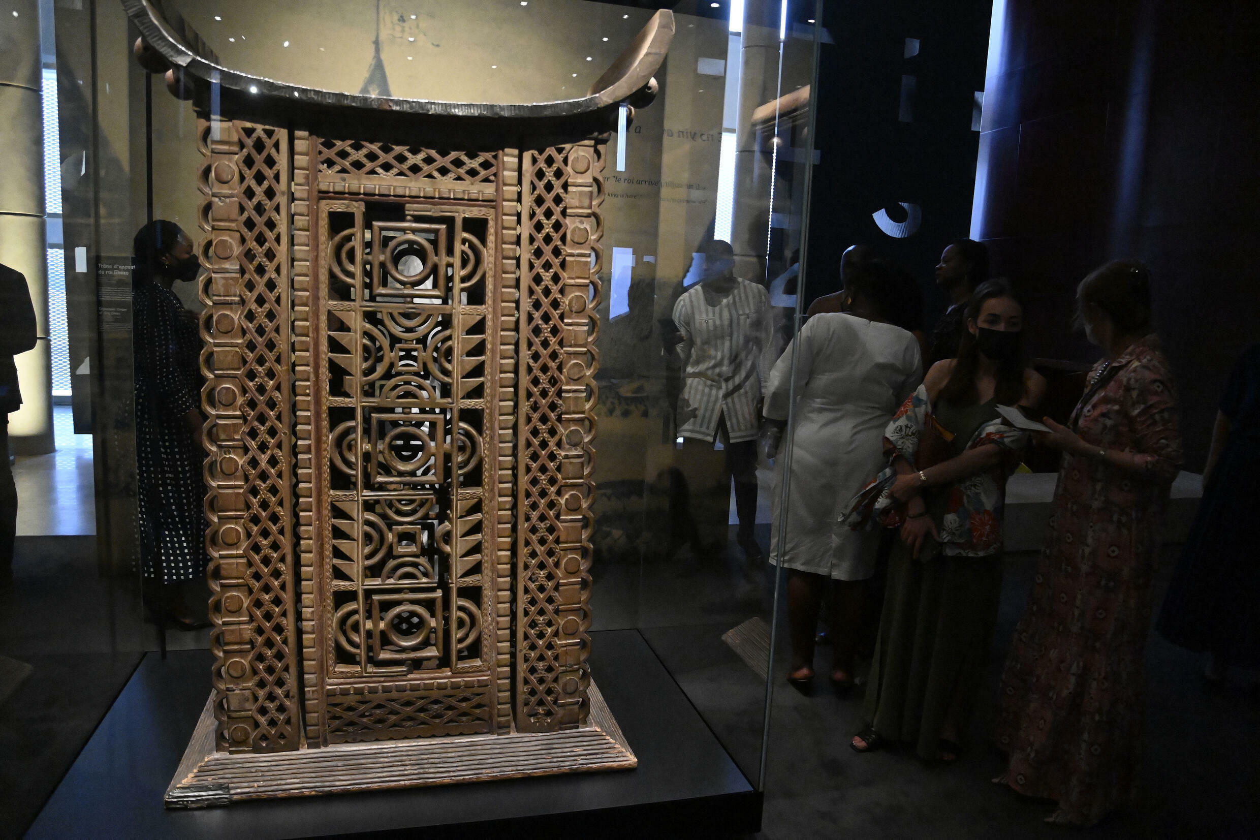 Le trône du roi Glélé exposé à Cotonou, le 18 février 2022