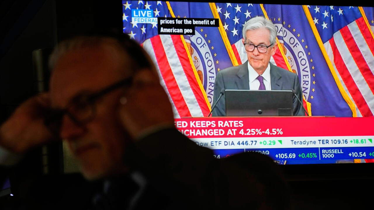 Un televisor muestra al presidente de la Fed, Jerome Powell, hablando en el piso de la Bolsa de Valores de Nueva York en Nueva York, el miércoles 30 de julio de 2025.