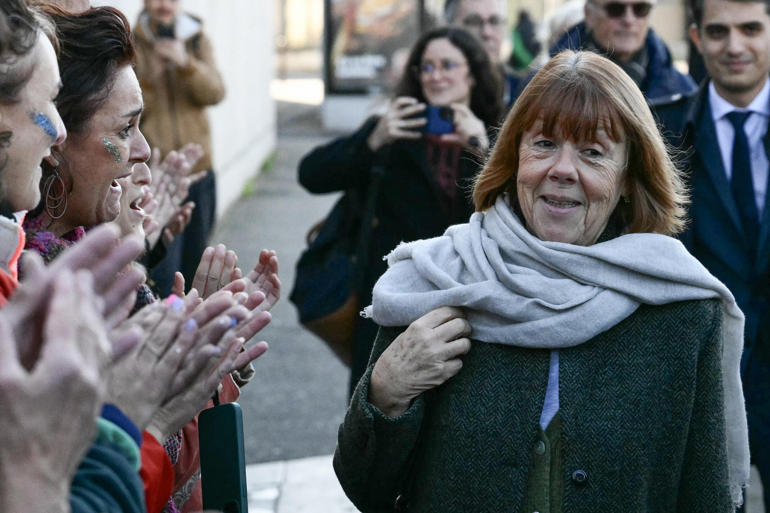 Gisèle Pelicot, accompagnée de son avocat Stéphane Babonneau, est saluée par des femmes devant le palais de justice d'Avignon, le 27 novembre 2024, après la fin du réquisitoire au procès des viols de