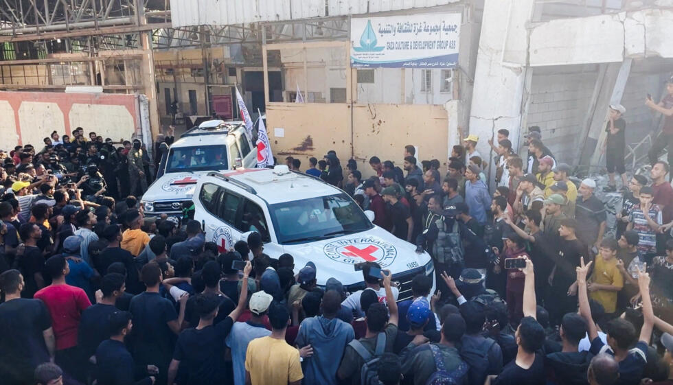 Un vehículo de la Cruz Roja transporta rehenes retenidos en Gaza desde el mortífero ataque del 7 de octubre de 2023, tras su entrega como parte de un acuerdo de alto el fuego e intercambio de rehenes por prisioneros entre Hamás e Israel, en la ciudad de Gaza el 13 de octubre de 2025. Esta imagen fija, tomada de un video, muestra a un grupo de rehenes retenidos en Gaza desde el mortífero ataque del 7 de octubre de 2023.