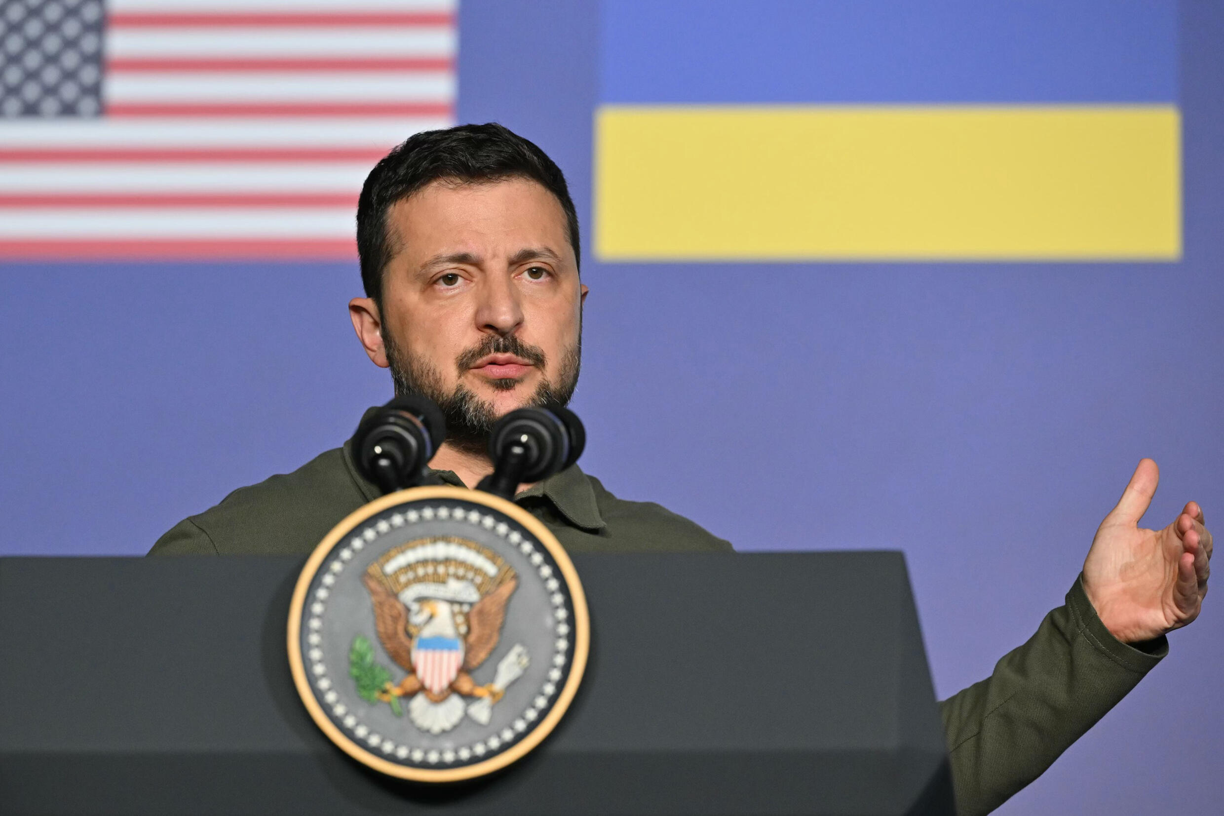 Volodymyr Zelensky lors d'une conférence de presse à la Masseria San Domenico en marge du G7 à Savelletri dans les Pouilles, le 13 juin 2024.