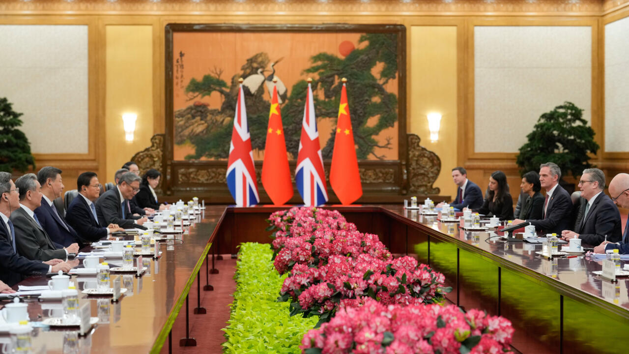 ستارمر وشي يؤكدان ضرورة تعزيز العلاقات الثنائية بوجه التحديات العالمية