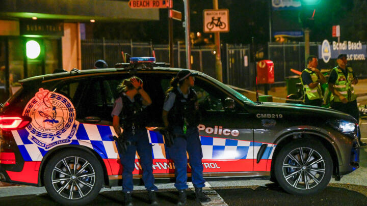 فرق الطوارئ تعمل في موقع حادث إطلاق نار على شاطئ بونداي، سيدني، أستراليا، 14 ديسمبر/كانون الأول 2025.