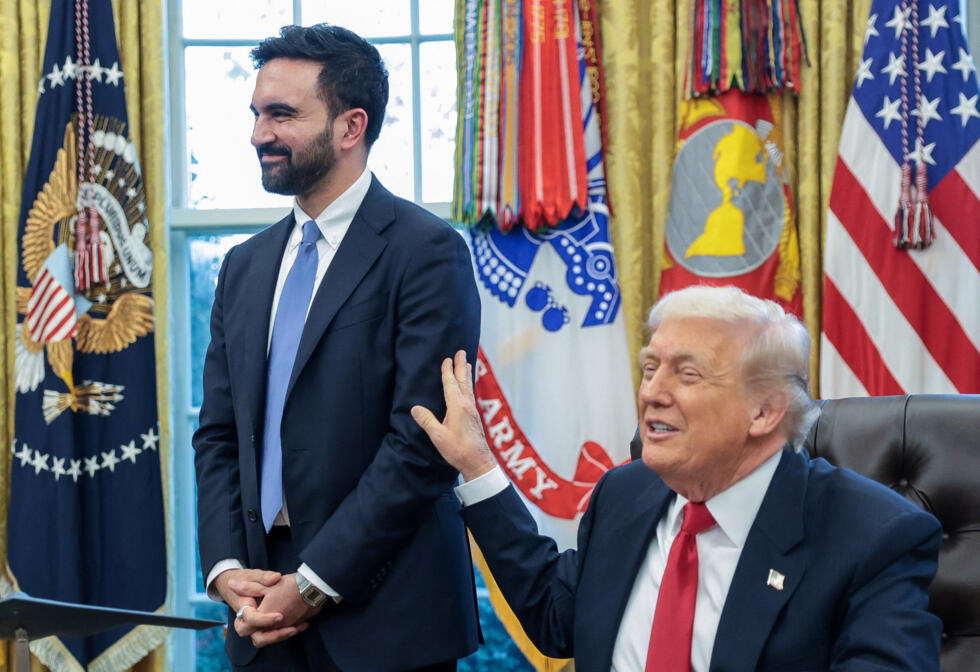 De Amerikaanse president Donald Trump en de nieuwgekozen burgemeester van New York, Zohran Mamdani, spreken met leden van de media tijdens hun ontmoeting in het Oval Office in het Witte Huis op 21 november 2025.