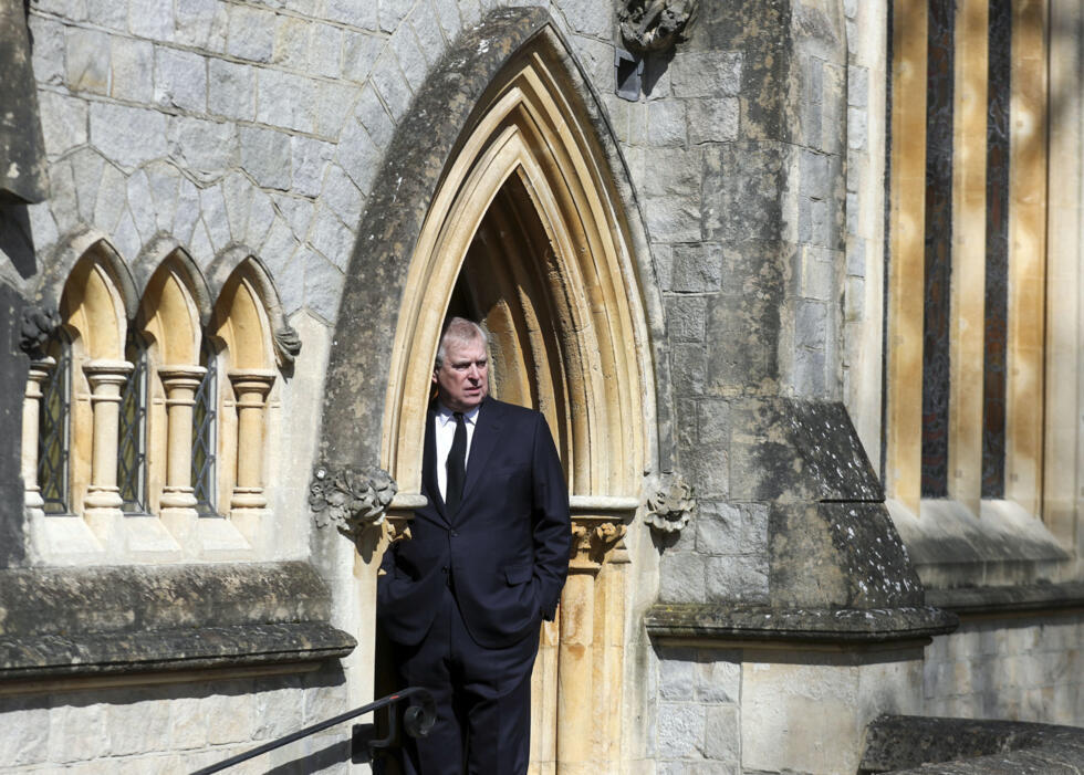 Le prince Andrew de Grande-Bretagne assiste à la cérémonie dominicale à la chapelle royale de Tous les Saints à Royal Lodge, Windsor, après l'annonce du décès de son père, le prince Philip, en Angleterre, le dimanche 11 avril 2021.