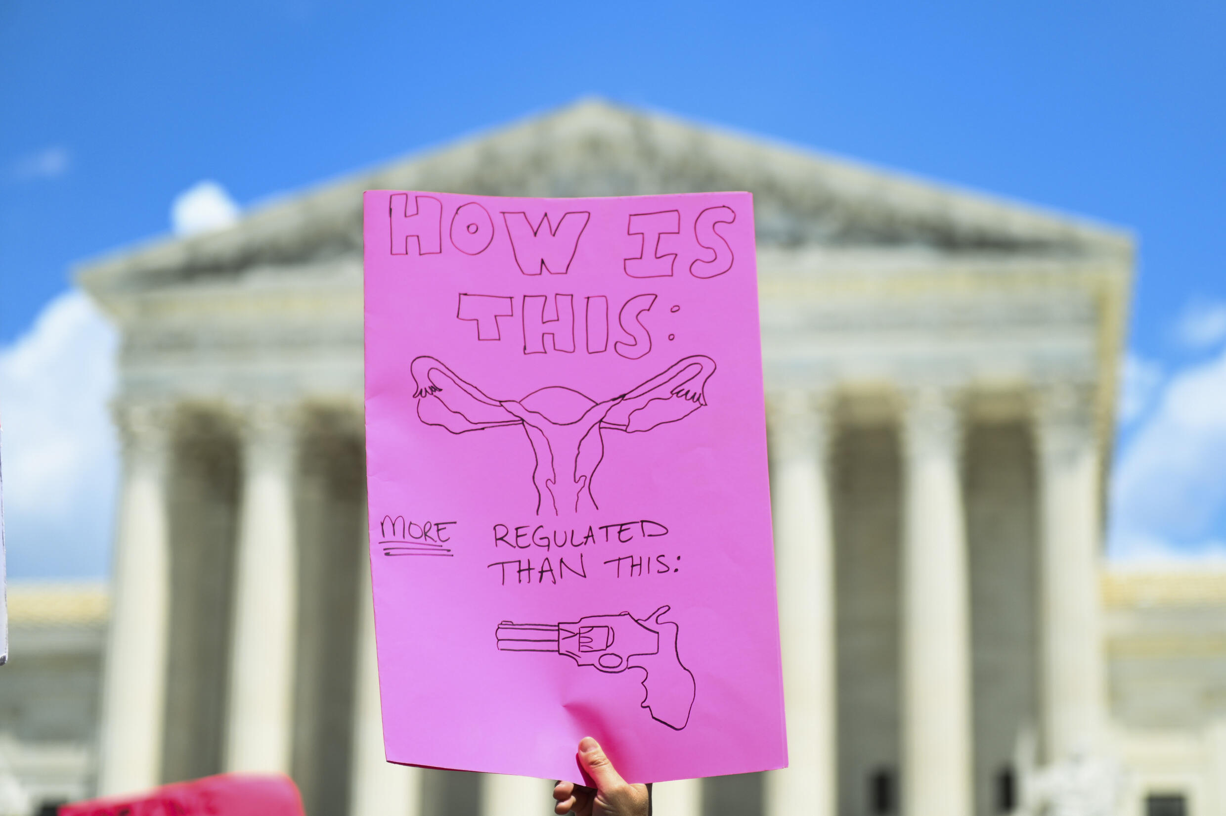 Un manifestante por el derecho al aborto sostiene un cartel durante una manifestación frente a la Corte Suprema de EE. UU. en Washington, DC, el 25 de junio de 2022.