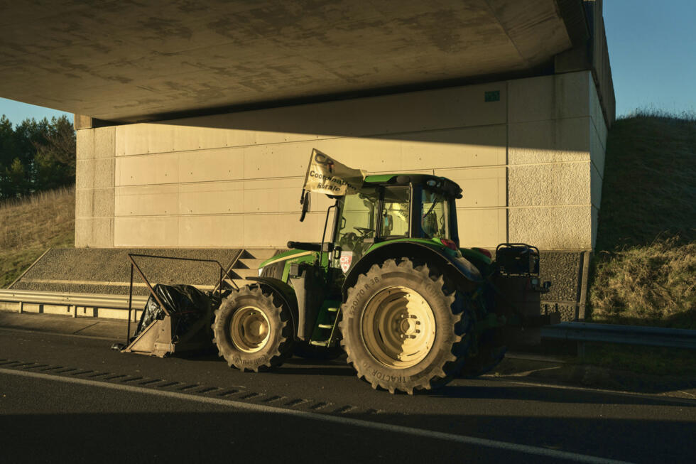 Un tracteur sur l'autoroute A75 lors d'un blocage organisé par des agriculteurs à Sévérac-d'Aveyron, le 14 décembre 2025