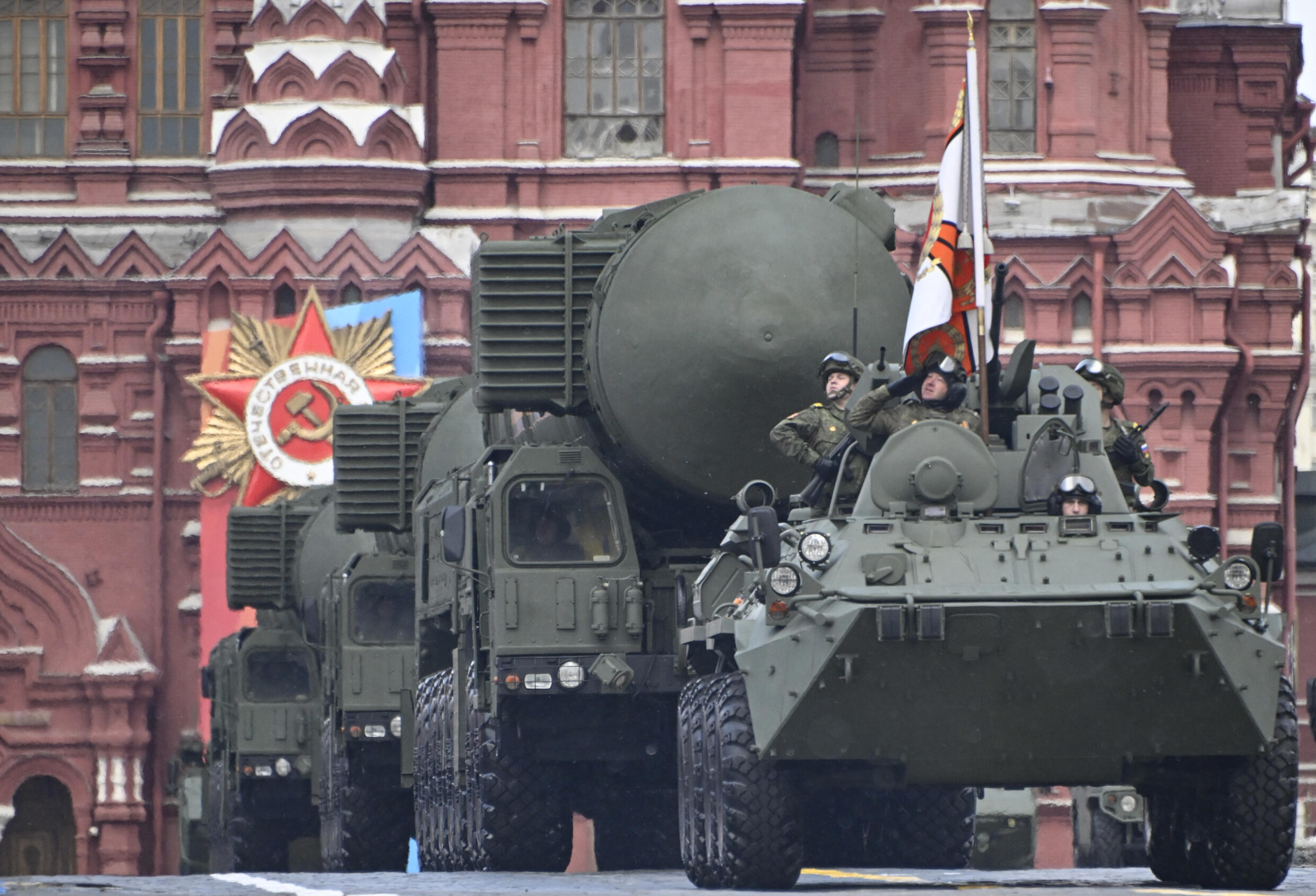 Des véhicules militaires, dont des lanceurs de missiles balistiques intercontinentaux Yars, sur la Place Rouge lors du défilé militaire du Jour de la Victoire sur l'Allemagne nazie, le 9 mai 2024 à Moscou