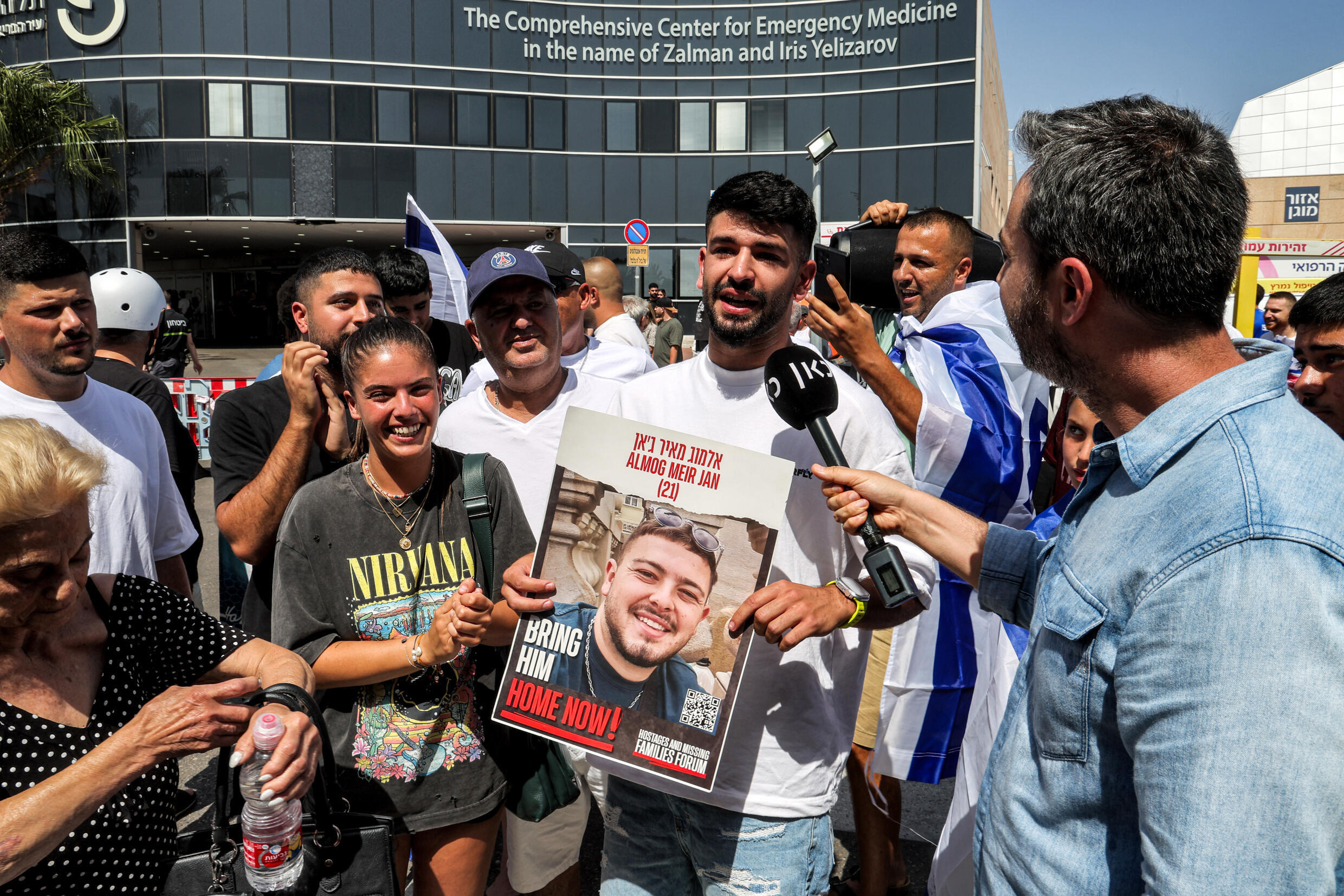 Des amis d'Almog Meir Jan, un des quatre otages libérés, posent samedi 8 juin 2024 pour une photo devant l'hôpital Sheba Tel-HaShomer à Ramat Gan, près de Tel-Aviv, où il a été admis avec trois autres