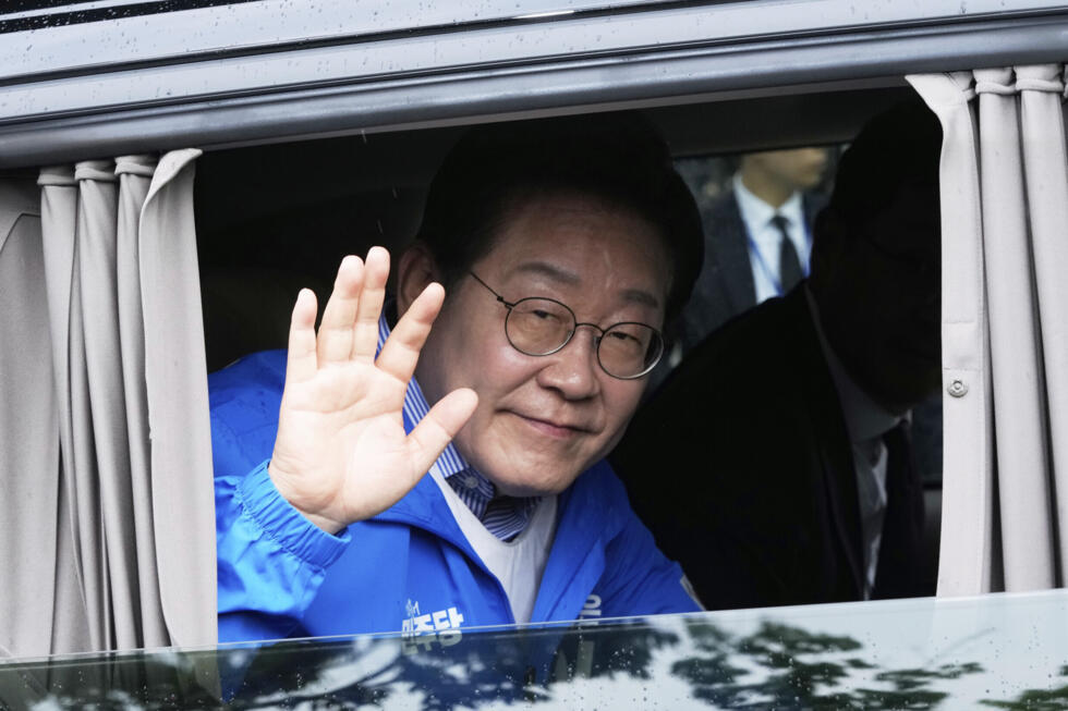 Le candidat à la présidence du Parti démocrate de Corée du Sud, Lee Jae-myung, faisant un signe de la main lors de la campagne pour l'élection présidentielle à Séoul, en Corée du Sud, le lundi 2 juin.