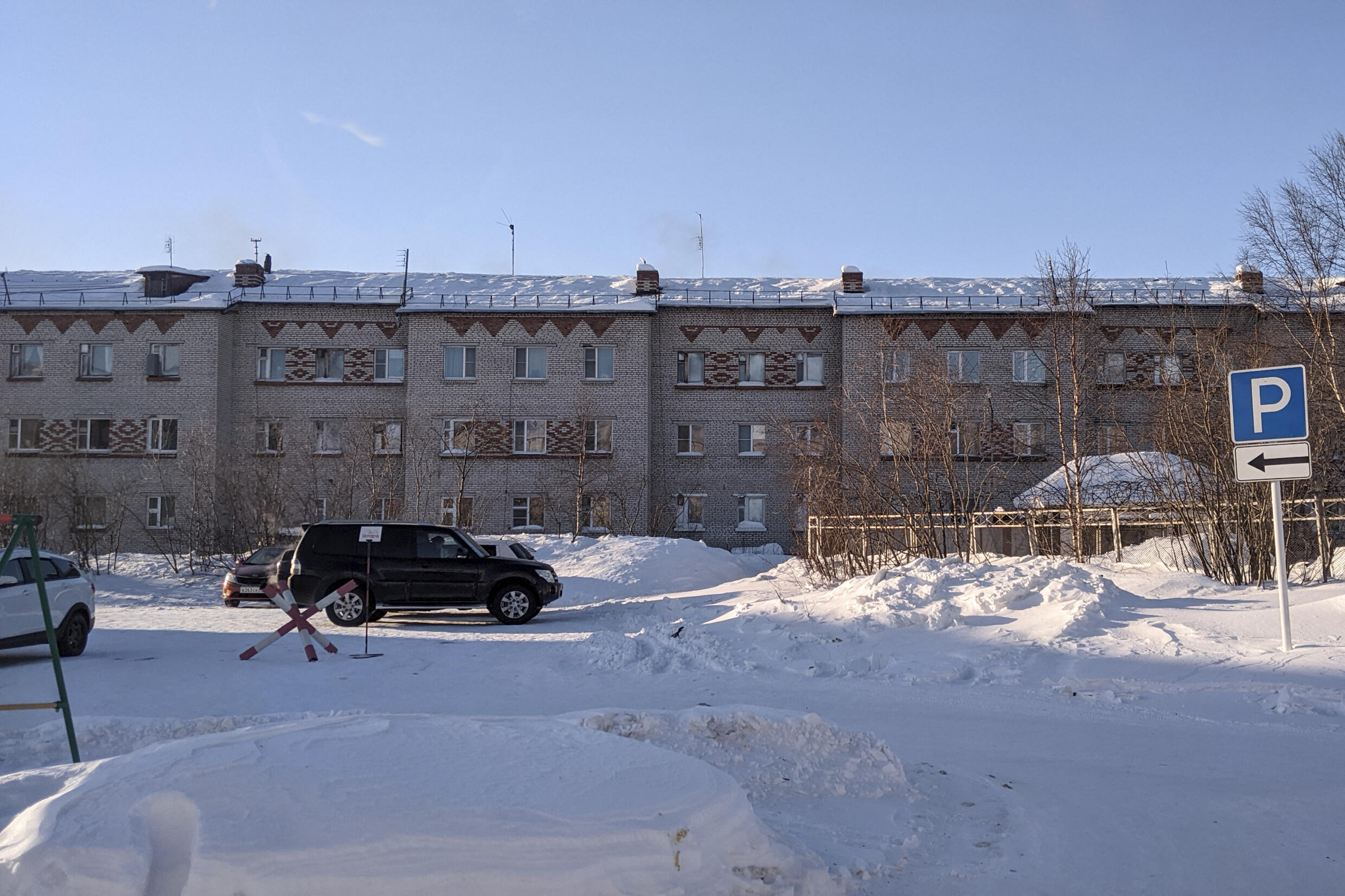 A car carrying Lyudmila Navalnaya, mother of Russian opposition leader Alexei Navalny, arrives at the prison colony in Kharp, in Russia's Yamalo-Nenetsk region on February 17, 2024.