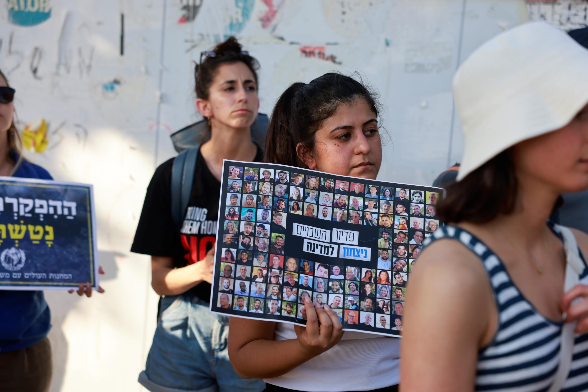 Des étudiants appellent le gouvernement israélien à un cessez-le-feu et à obtenir la libération des otages retenus à Gaza, lors d'une manifestation devant le Parlement à Jérusalem, le 13 juin 2024