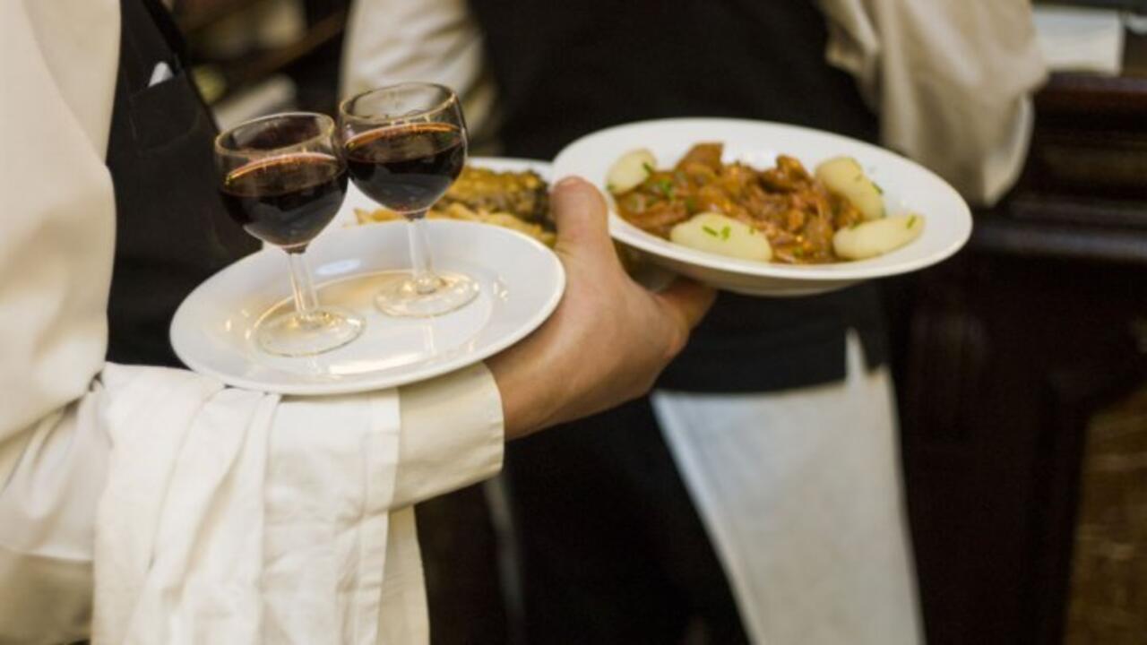 'Doggy bags' introduced in Paris restaurants to cut food waste