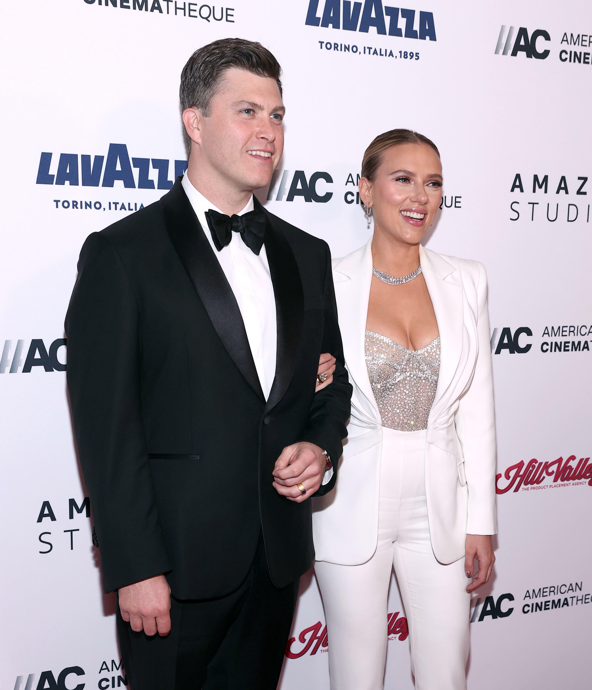 L'humoriste américain Colin Jost et sa femme, l'actrice Scarlett Johansson, au Beverly Hills Film Festival le 18 novembre 2021.