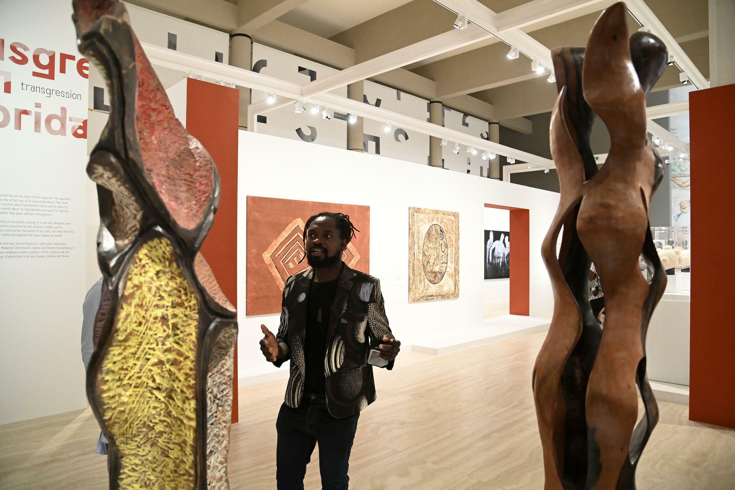 Le sculpteur béninois Sébastien Boko présente ses oeuvres aux côtés des "trésors" restitués, à Cotonou le 18 février 2022