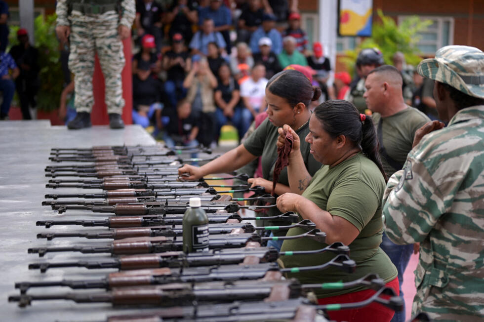 Mujeres junto a armas durante un simulacro liderado por la Fuerza Armada Nacional Bolivariana para capacitar a los ciudadanos en el manejo de armas después de que el presidente venezolano, Nicolás Maduro, desplegara militares en comunidades de todo el país como parte de una iniciativa de alcance nacional para capacitar tanto a ciudadanos alistados como a residentes, en medio de las crecientes tensiones con Estados Unidos, en Caracas, Venezuela, el 20 de septiembre de 2025.