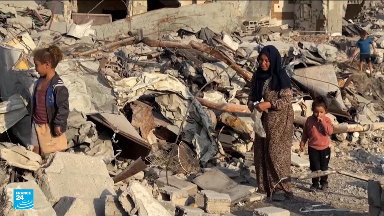 جدة فلسطينية تبحث مع أحفادها وسط أنقاض الحرب في غزة عن الماء والطعام