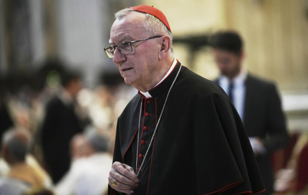 Le cardinal Pietro Parolin arrive à la basilique Saint-Pierre pour assister à une messe lors du huitième des neuf jours de deuil du pape François, au Vatican, le 3 mai 2025.