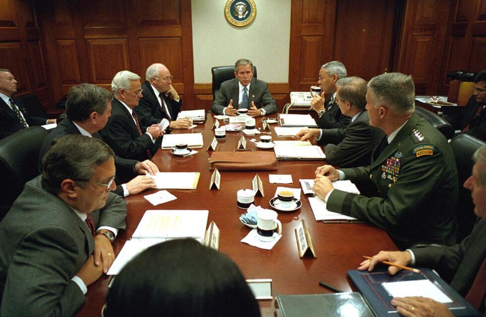 Le président américain George W. Bush (au centre) rencontre ses conseillers à la sécurité nationale dans la salle de crise de la Maison Blanche le 20 septembre 2001.