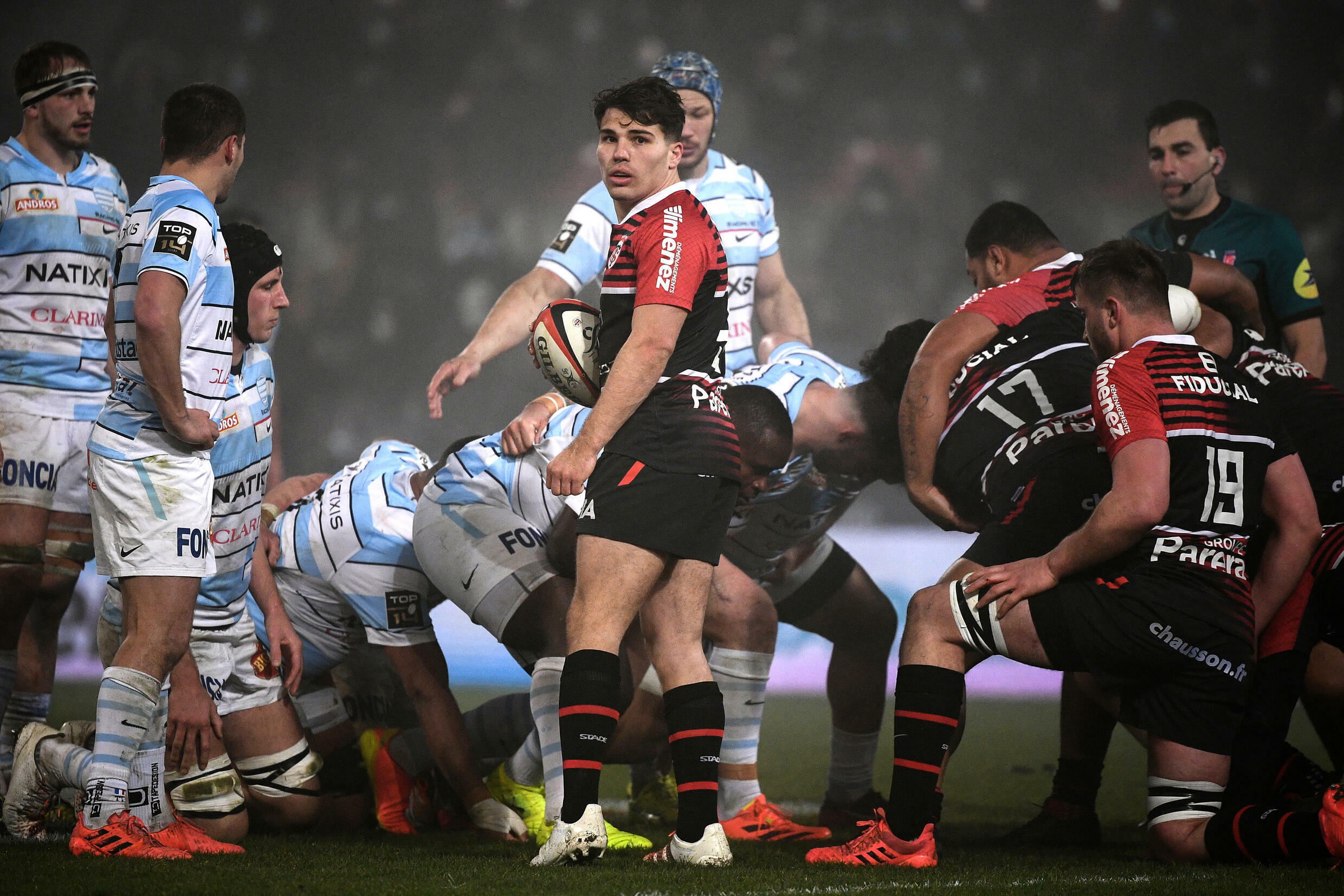 Le Demi de Mêlée de Toulouse Antoine Dupont (c) s'apprête à introduire en mêlée contre le Racing 92, le 29 janvier 2022 au stade Ernest-Wallon