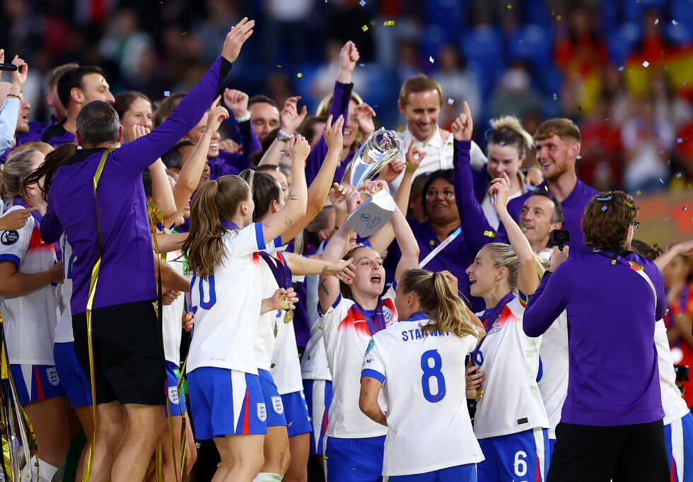 Fútbol - Eurocopa Femenina de la UEFA 2025 - Final - Inglaterra contra España - St. Jakob-Park, Basilea, Suiza - 27 de julio de 2025 Keira Walsh, de Inglaterra, celebra con el trofeo y sus compañeras de equipo tras ganar la Eurocopa Femenina de la UEFA 2025.