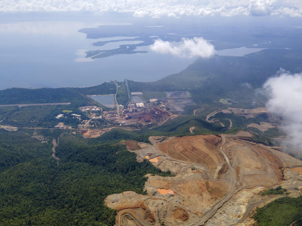 Vista aérea de la mina Fenix, gestionada por el grupo suizo Solway Investment Group, en El Estor, Guatemala, el 26 de octubre de 2021. Guatemala violó los derechos indígenas al permitir la explotación de una enorme mina de níquel en tierras tribales hace casi dos décadas, según una sentencia de la Corte Interamericana de Derechos Humanos del viernes 15 de diciembre de 2023.