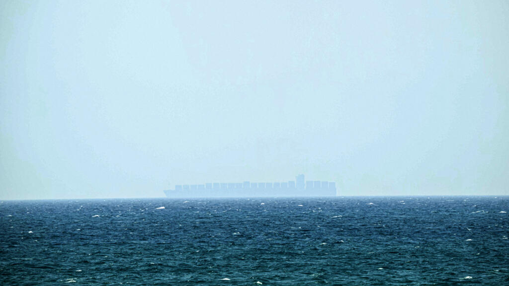 شركتان ترجحان احتجاز إيران ناقلة نفط قبالة سواحل الإمارات وواشنطن "تراقب الوضع"