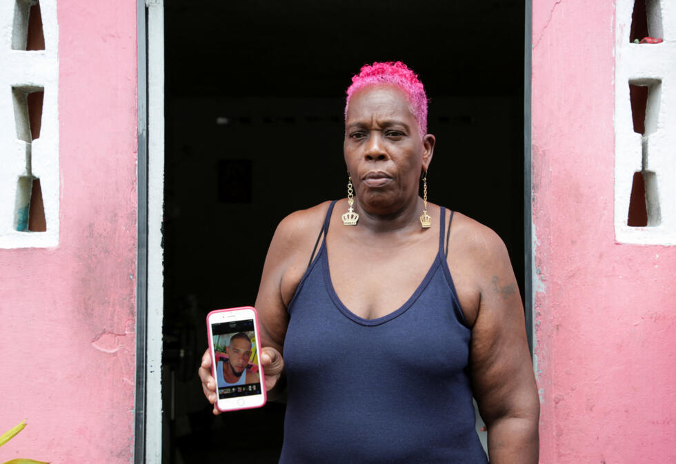 Lynette Burnley, quien cree que su sobrino Chad Joseph murió en un ataque militar estadounidense contra un barco en el Caribe, muestra una foto de Joseph mientras su familia exige pruebas para respaldar la afirmación del presidente Donald Trump de que las víctimas eran narcotraficantes, en Las Cuevas, Trinidad y Tobago, el 16 de octubre de 2025.