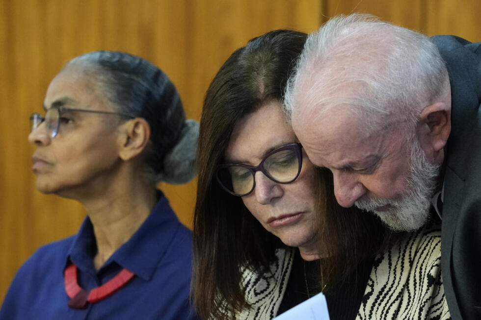 Archivo: El presidente de Brasil, Luiz Inácio Lula da Silva (derecha), conversa con la presidenta de Petrobras, Magda Chambriard, junto a la ministra de Medio Ambiente, Marina Silva, durante la firma de un contrato entre el Ministerio de Justicia y el Banco Nacional de Desarrollo para destinar recursos a la lucha contra la minería ilegal en zonas indígenas y los incendios en la Amazonía. Brasilia, Brasil, el lunes 17 de junio de 2024.