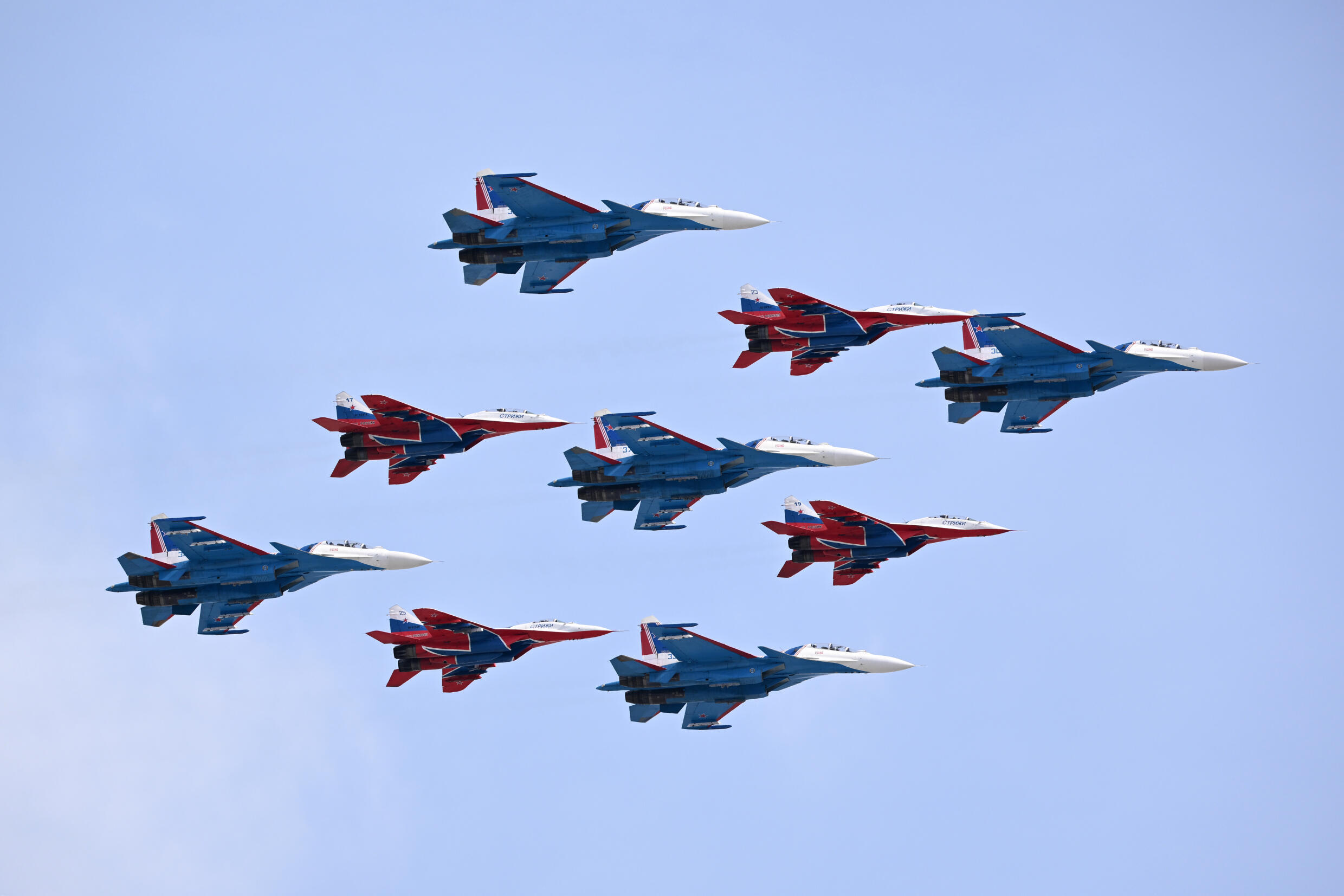 Des chasseurs russes MiG-29 survolent la Place Rouge lors du défilé militaire du Jour de la Victoire sur l'Allemagne nazie, le 9 mai 2024 à Moscou