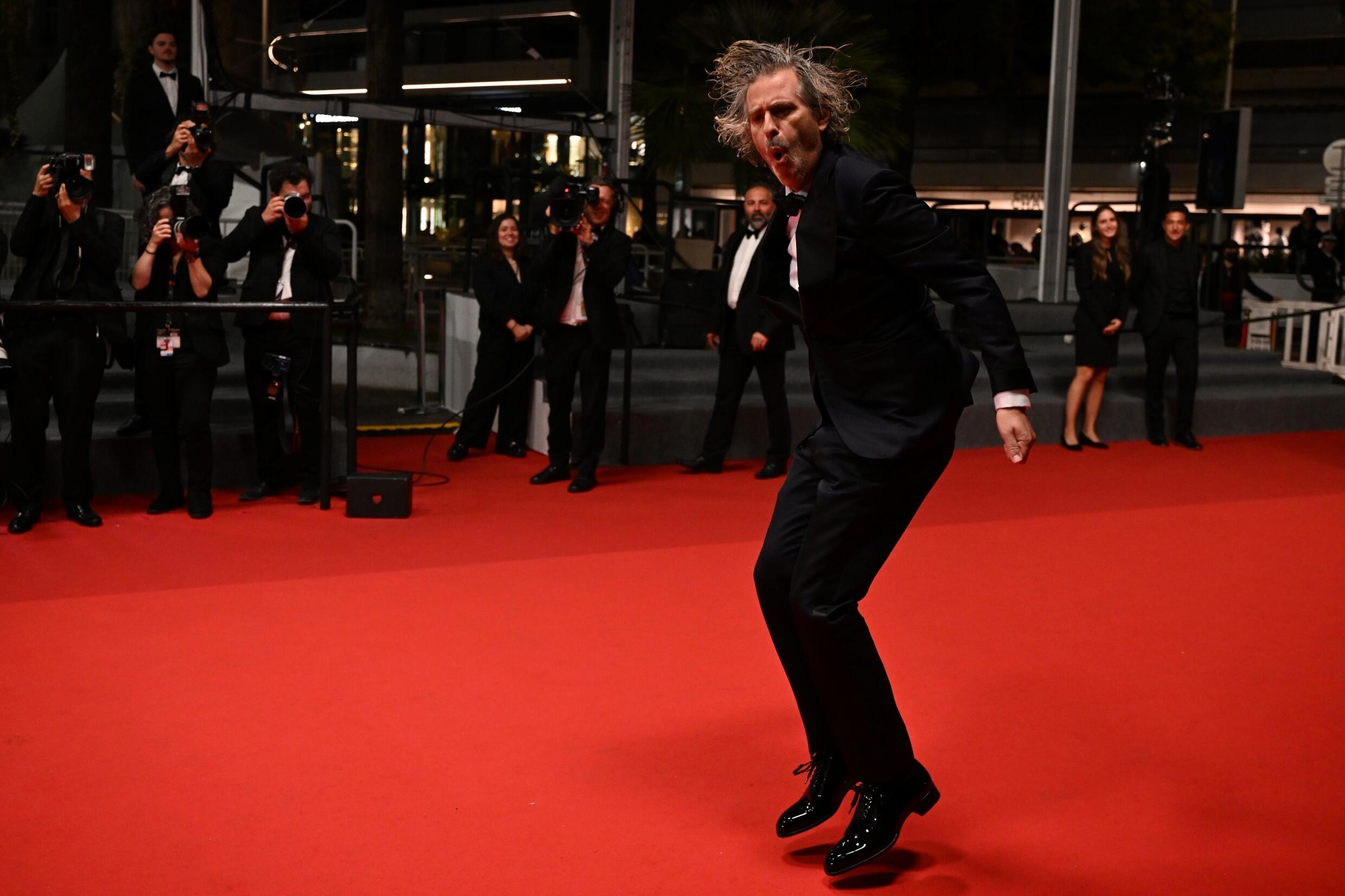 Le réalisateur Brett Morgan a organisé une soirée solo sur le tapis rouge avec quelques mouvements de danse sauvages
