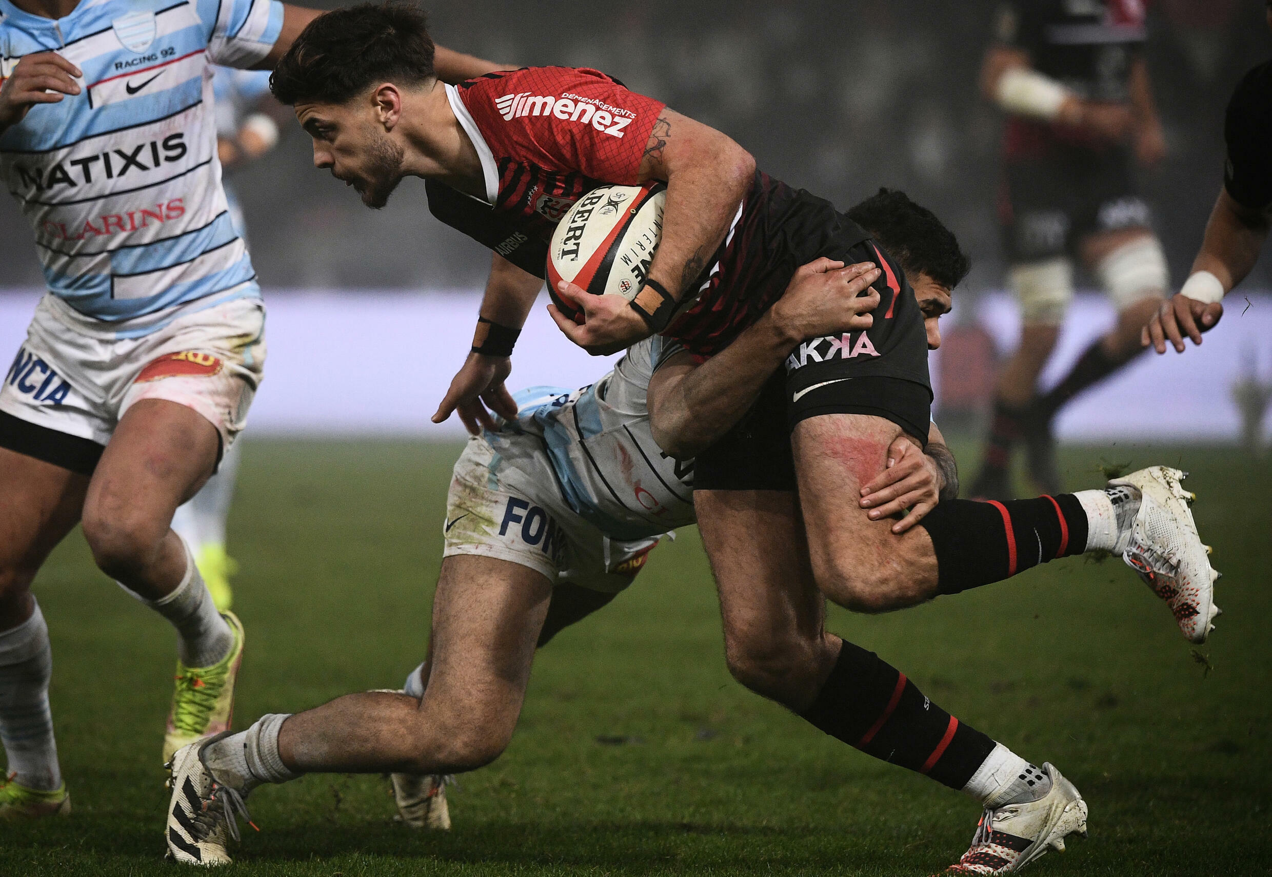 L'ouvreur de Toulouse Romain Ntamack plaqué par l'ailier du Racing 92 Donovan Taofifenua, le 29 janvier 2022 au stade Ernest-Wallon