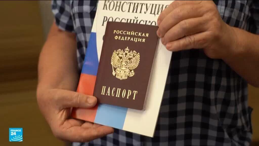 أوكرانيون يحملون جوازات سفر روسية في المناطق الخاضعة لسيطرة موسكو وآخرون يقاومون