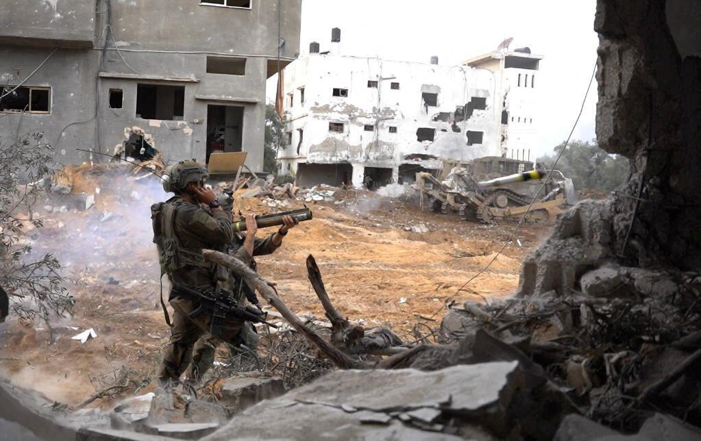 Soldados israelíes operan en la Franja de Gaza en medio del conflicto en curso en Gaza, el 14 de diciembre de 2023.