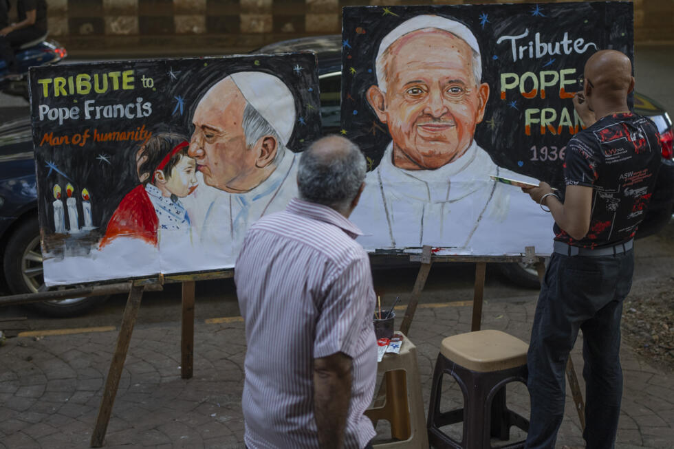 Un artiste indien, Sagar Kambli, réalise une peinture du pape François en signe d'hommage sur un trottoir de Mumbai, en Inde, le lundi 21 avril 2025.